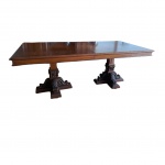 Mesa de jantar em mogno, para 8 assentos. com tábua extensora de 40 cm. para 10 assentos, pernas ricamente esculpidas, apresenta alguns lascados no tampo, Com. 208 ( fechada), 248 (aberta),  Larg. 102, Alt. 78 cm.
