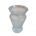 Vaso em vidro lapidado, apresenta leve trincado no  bojo,  Alt. 22, Diam. 13 cm.