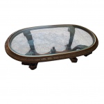 Mesa de centro em madeira nobre, tampo de vidro sobre base ricamente esculpida, 118 x 64, Alt. 44 cm.