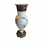 Ânfora em porcelana francesa de Sèvres, apresenta  uma face decorada com cena galante  e outra com flores, cinturão superior e inferior com dourado sobre fundo na cor café, fixado em base de bronze cinzelado, Alt. 37, Diam. 14 cm.