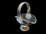 Cesta em grosso cristal asa recurva com acabamento em rosáceas, 20 x 14, Alt. 26 cm.