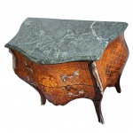 Cômoda bombeé, estilo Luiz XV, com tampo de mármore verde rajado  apoiado em caixa de madeira marchetada, 2 gavetões centrais, laterais, pernas. Acabamento laterais e puxadores em bronze, 80 x 46, Alt. 76 cm.