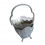 Floreira em metal prateado, apoiado em pernas recurvas, vaso de cristal, adaptado, asa da floreira com leves maras do tempo, Alt. 26, Diam. 15 cm.
