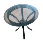 Mesa de apoio em fer forget, saia em  três aros, apoiada em pernas recurvas arrematadas em  3 aros, tampo de vidro bisotê. Diam. 60, Alt. 57 cm.