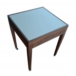 Mesa de apoio com tampo vitrificado apoiado em caixa retangular, pernas retas arrematadas em rodízios, 48 x 46, Alt. 61 cm.