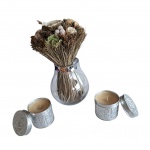 Vaso de vidro com arranjo desidratado e 2 velas perfumadas em caixa de metal, Alt. 27, Diam. 13 cm.