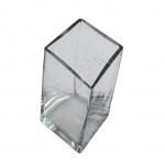 Vaso em grosso cristal europeu, feito à mão, com etiqueta de procedência, Alt. 30, boca 13 x 13, base, 16,5 x 16,5 cm.
