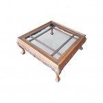 Mesa de centro em mogno com saia entalhada, pernas recurvas  em garra tampo em vidro bisotê, bordas apresentam leves marcas de uso,  96 x 96, Alt. 45 cm.
