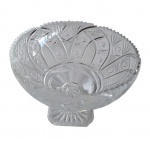 Fruteira em cristal alemão lapidado, bordas serrilhadas apoiado em base quadrangular, Alt. 18, Diam. 23 cm. base: 10 x 10 cm.