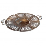 Centro de mesa em metal prateado, galerias vasadas e asas arrematadas em nó, Diam. 45 cm.