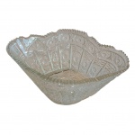 Centro de mesa estilo navete em cristal europeu lapidado e bordas serrilhadas,  apresenta uma lasca na parte interna da borda, 28 x 18, Alt. 13 cm.