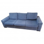 Sofá para três assentos com forração  em camurça na cor azul, Com. 234, Prof. 98, Alt. 72 cm.