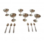 Seis taças para sorvete/sobremesa em metal alemão bordas lavradas e  6 colheres com cabos lavrados em flores, Diam. 9, Alt. 10 cm.