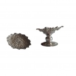 Duas peças em metal, um castiçal com bordas lavradas apoiado em base circular e salva representando flor, Diam. 17, Alt. 13 cm.