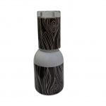 Verre D`eau em porcelana e  copo de vidro com barra na cor café com desenhos assimétricos, Alt. 22, Diam. 10 cm.