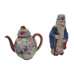 Duas peças orientais, um sábio em cerâmica e um bule em porcelana, ambas policromadas, o bule está com pega quebrada e leve bicado no bico, Alt. 22 e 19 cm.