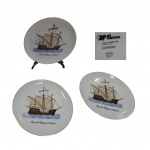 COLECIONISMO - Três pratos  em porcelana portuguesa Spal, cortesia da TAP, Expo 98, com fundo adornados com caravelas portuguesas, Diam. 12 cm.