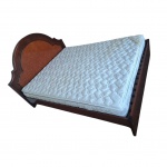 Cama para casal em madeira nobre, com cabeceira arqueada em dois tons, acompanha colchão Pierre Cardin,  série Postura Firme, 210 x 165, Alt. 36 cm. (sem o colchão),  52 cm. (com o colchão) cabeceira, 115 cm. 
