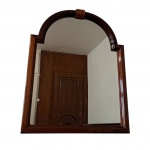 Espelho com moldura em madeira nobre, chapéu recurvo brasonado, Com. 76, Alt. 95 cm.