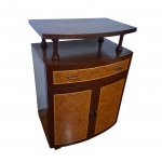 Rack em madeira nobre em dois tons  e marcheterrie, parte superior apoiada em colunatas, uma gaveta e duas portas com uma prateleira, puxadores de bronze, Com. 70,  Prof. 46, Alt. 106 cm.