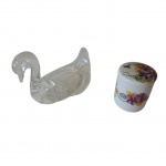 Duas peças para banheiro sendo uma saboneteira em acrílico representando cisne (apresenta um trincado) e um porta algodão/cotonetes em cerâmica pontado à mão, Alt. 11, Diam. 9 e  22 x 14, Alt. 16 cm.