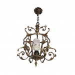 Luminária para teto em bronze em guarnições arqueadas para uma vela, Alt. 74, Diam. 32 cm.