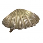 COLECIONISMO - Caixa de música em metal dourado representando concha apoiado em pernas recurvas, interior está manchado, funcionando, interior em tecido vermelho manchado 15 x 16 cm.