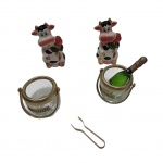 Saleiro e pimenteira em cerâmica representando vaquinhas policromadas e 2 baldes de gelo em miniatura com pinça e uma mini garrafa de champagne. Alt. 10 e 6 cm.