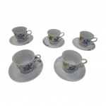 Cinco xícaras em porcelana para chá com pinturas em policromia, 8 x 8 cm.