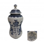 Potiche em cerâmica portuguesa by Realce, marcado na base com pinturas à mão azuis sobre fundo branco, Alt. 24, Diam. 10 cm.