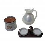 Três peças diversas sendo: 1 garrafa térmica interior de vidro e inox, exterior plástico duro branco, duas travessinhas para petit fous ou pastinhas em base de madeira e um saleiro em porcelana com tampa de madeira (faltando os parafusos), Alt. 20, Diam. 13 e .Alt. 11, Diam. 12 cm.