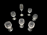 Sete taças em cristal sendo 5 para vinho branco, 1 flute e 1 para cognac, (os dois últimos brasonados), 14 x 6 - 22 x 5 e 16 x 6 cm.