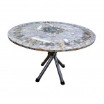 Mesa executada  com tampo circular de mármore italiano  em lindo mosaico, imperceptíveis imperfeições no mosaico apoiado em pernas de aço tubulares amarradas em colar, pés emborrachados, Diam. 107, Alt.7 7 cm.