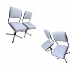 Quatro cadeiras com assento e encosto em couríssimo branco sustentada por pernas e encosto tubulares em aço inox,  metal apresenta pontos de oxidação,  Com. 38 Prof. 43, Alt. 85 cm.