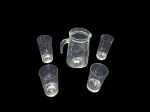 Quatro copos para água em cristal lapidado em 2 modelos diversos e 1 refresqueira em vidro, 14 x 7 e Alt. 21, Diam.11 cm.