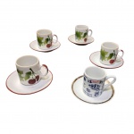 Cinco xícaras em porcelana para café sendo quatro com policromia e uma em azul em branco Paraty, com pires adaptado, 5,5 x 5 cm.