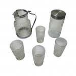 Seis peças em vidro lapidado sendo uma refresqueira com contentor para gelo  guarnição em  metal inox, 4 copos e um pote para mantimentos e afins com tampa inox,  Alt. 22 cm.