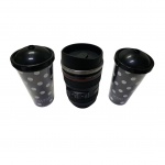 Um copo térmico representando lente fotográfica e 2 copos brindes da Sephora em plástico duro, Alt. 15, Diam. 7 cm.