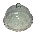 Um domo em cristal para bolo e prato em vidro lapidado, Diam. 28, Alt. 22 e Diam.33 cm.