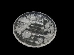 Petisqueira anos 70 em cristal europeu lapidado, com cinco divisórias com detalhes  florais e frutas em alto relevo, bordas serrilhadas, Diam. 31 cm.