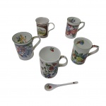 COLECIONISMO - Cinco canecas sendo 4 inglesas, 3 Kinksbury e 1 Sadler e por último uma Bone China com a colher,  (uma delas com leve bicado na borda), Alt. 10, Diam. 7 cm. 