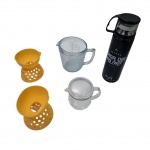 Quatro peças diversas sendo: 1 Oxo Good Grips com 2 embalagens em silicone para fazer ovos poche, 1 medidor de litros e xícaras em vidro, 1 garrafinha térmica portátil para água e  1 pote de acrílico com bico para usos diversos.