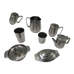 Oito peças em inox sendo: 1 jarra, 1 bule, 1 manteigueira,  2 caneca com tampa, 1 espremedor der laranja e 2 copos, Alt. 14 a 8 cm.