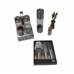 Cinco peças diversas sendo 1 kit para servir queijo, 1 galheteiro em inox, 1 azeiteiro, 1 saleiro e espetinhos em madeira, algumas peças no estado.