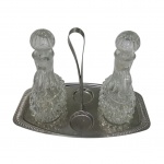 Galheteiro em cristal com presentoir em inox, falta pimenteira e saleiro, 23 x 13, Alt. 16 cm.