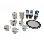 Coleção em melamina Romero Brito composto de:  5 pratos principais,  6 copo e 4 xícaras para café, em chancelaria: 3 potes para sorvete e 5 bowls para sobremesa: Total: 23 peças.