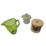 Três peças em plástico rígido, um espremedor para frutas elétrico Walita Citrus, base com manchas de uso, uma refresqueira na cor verde e  porta temperos giratório com 8 tubos, Alt. 24 a 16 cm.