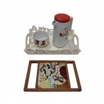 Duas bandejas, uma delas com negras, flores e etc., a branca no estado, um bule  e uma xícara em porcelana policromada, 27 x 17 e  36 x 24, Alt. 21 e 8 cm.