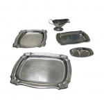 Cinco peças em inox, sendo 3 travessas Wolff, molheira e travessinha sem chancelaria,  27 x 17 - 25 x 25 - 32 x 23 cm.