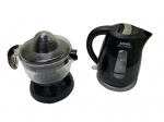 Uma cafeteira elétrica Arno Hot  Express, 1,5 l. e um espremedor de frutas Eterny, Alt. 25 e 21 cm.